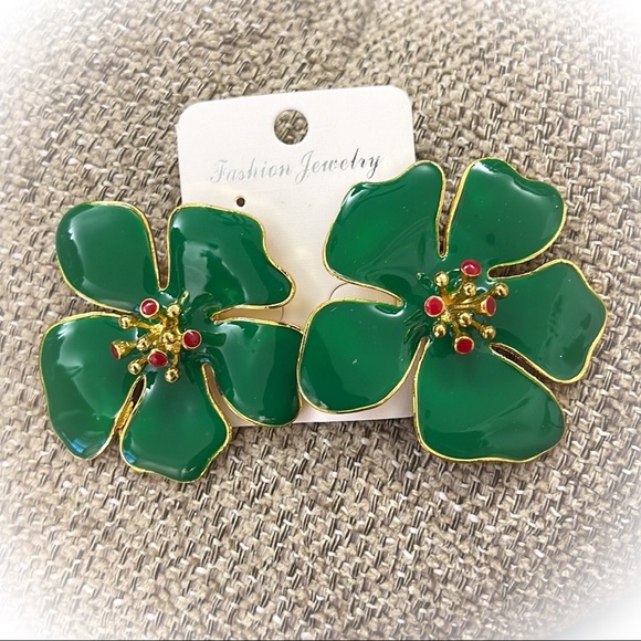 đź’•Beautiful Green Enamel Hibiscus Fashion Earrings Gold Toneđź’• - Picture 3 of 8